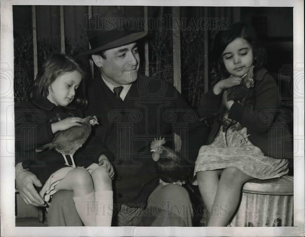 1944 Press Photo Robert Negbi Has Chickens Near NY Hotel, J, Barens, D Ribanos- Historic Images