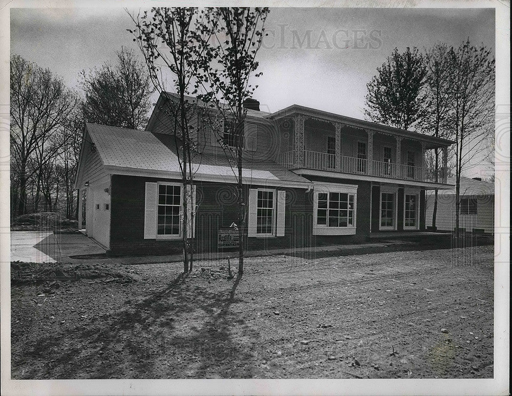 1964 Press Photo A outside view of a beautiful home - Historic Images