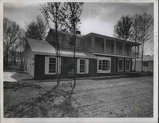 1964 Press Photo A outside view of a beautiful home - Historic Images