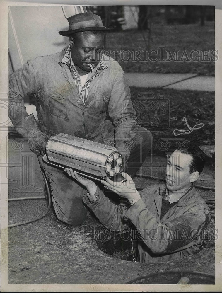 Load image into Gallery viewer, 1960 Press Photo Lorengy Jones and Pat Conners working in Sewer
