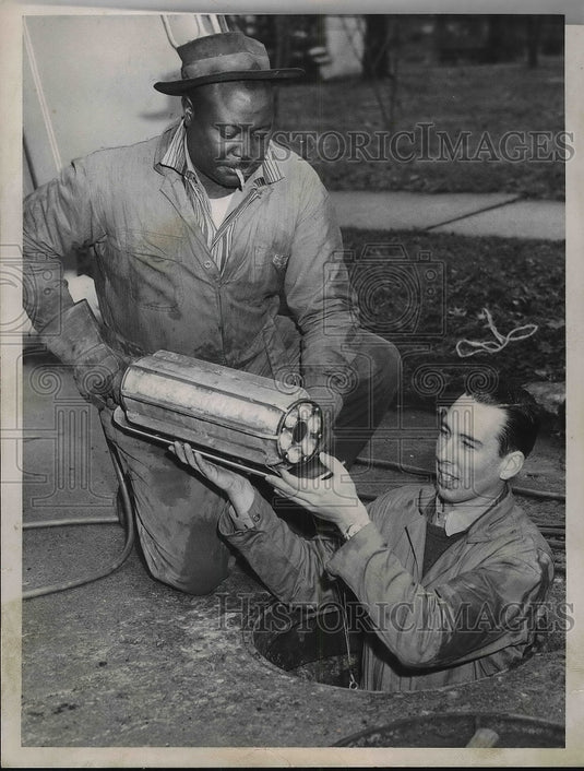 1960 Press Photo Lorengy Jones and Pat Conners working in Sewer