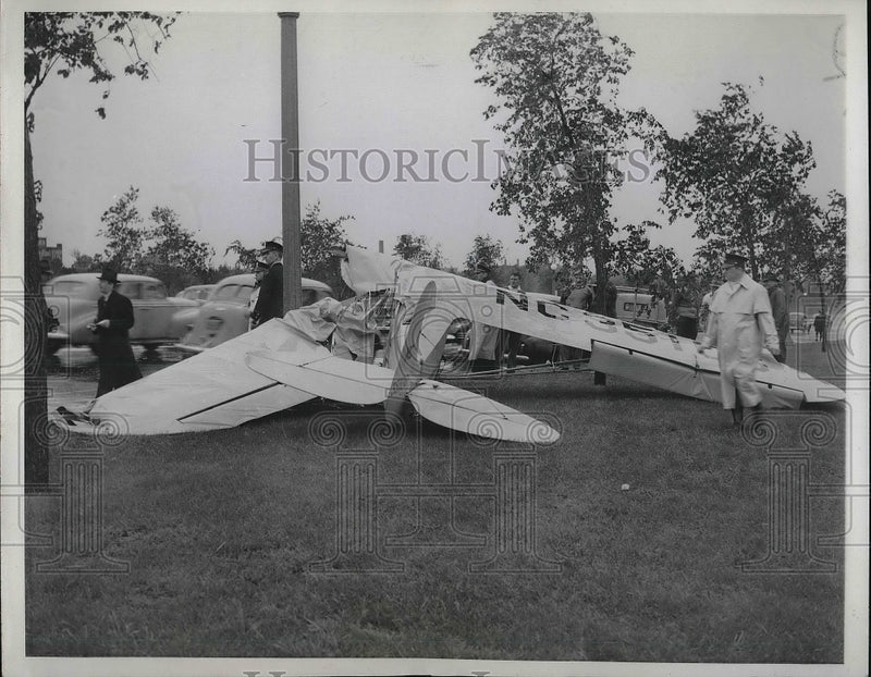 Load image into Gallery viewer, 1941 Press Photo Stolen Airplane By Youths Ends in Crash in Chicago
