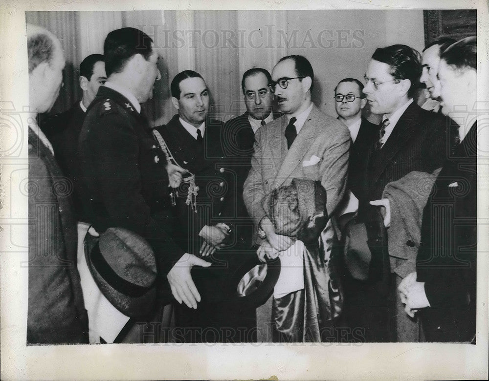 1944 Press Photo Buenos Aires, Argentina Col Juan Peron &amp; reporters- Historic Images