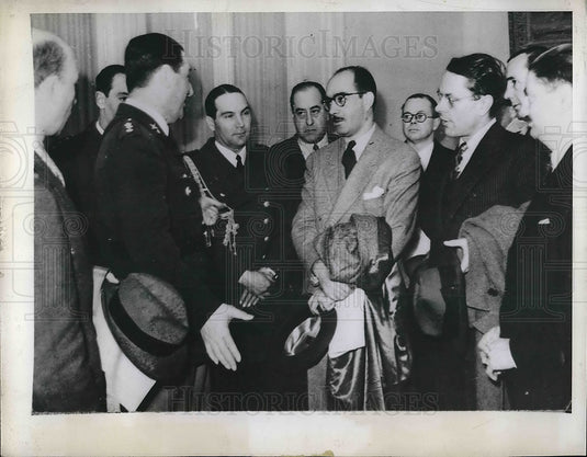 1944 Press Photo Buenos Aires, Argentina Col Juan Peron & reporters- Historic Images