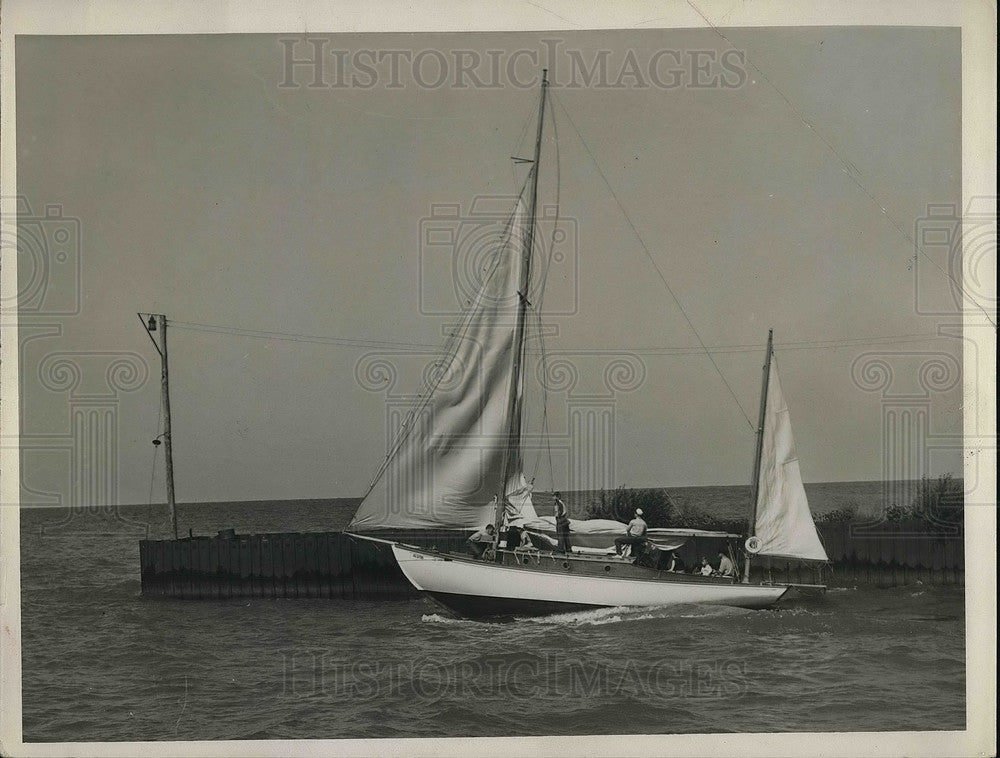 1931 Press Photo Sail Yacht leaving a port- Historic Images