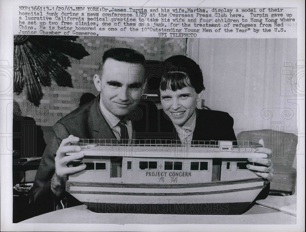 1963 Press Photo NYC, Dr James Turpin & wife with model of hospital ship- Historic Images