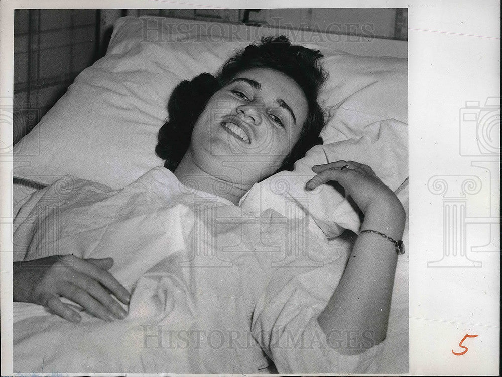 1952 Press Photo Lorie Zerbe in Cleveland hospital injured in plane mishap