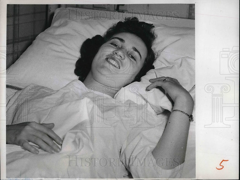 Load image into Gallery viewer, 1952 Press Photo Lorie Zerbe in Cleveland hospital injured in plane mishap
