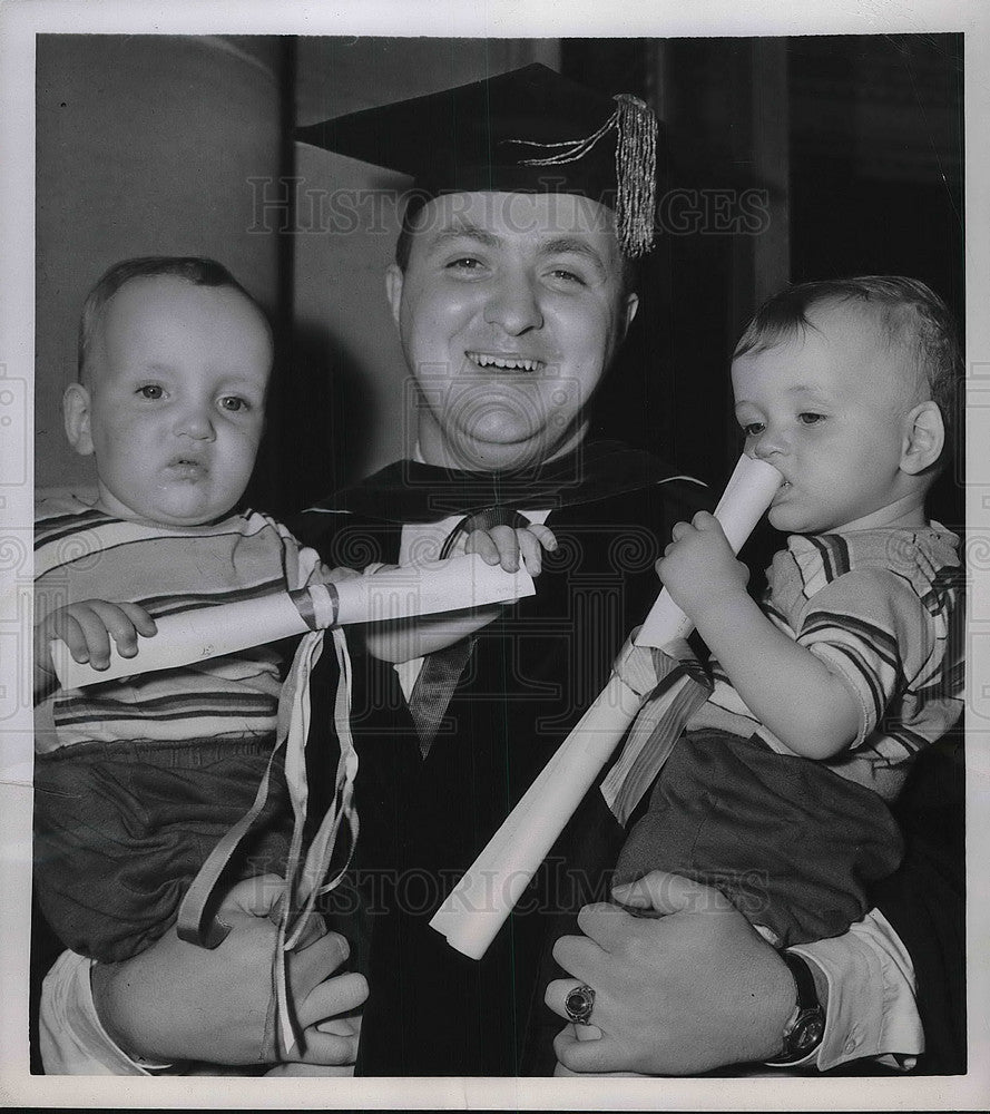 1950 Press Photo NYC, Gregory Zahn &amp; twin sons as he graduates NY College- Historic Images