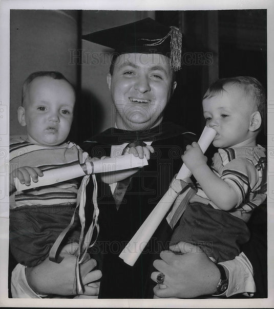 1950 Press Photo NYC, Gregory Zahn & twin sons as he graduates NY College- Historic Images