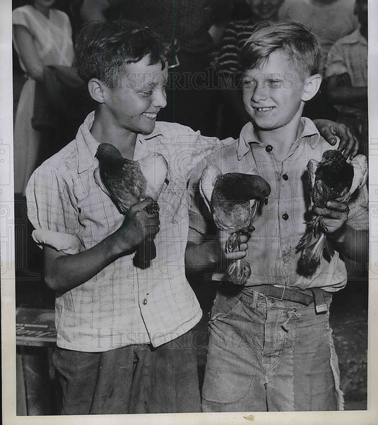 1947 Press Photo Pittsburgh Pat Duffy & Walter Usik with pigeons they trapped- Historic Images