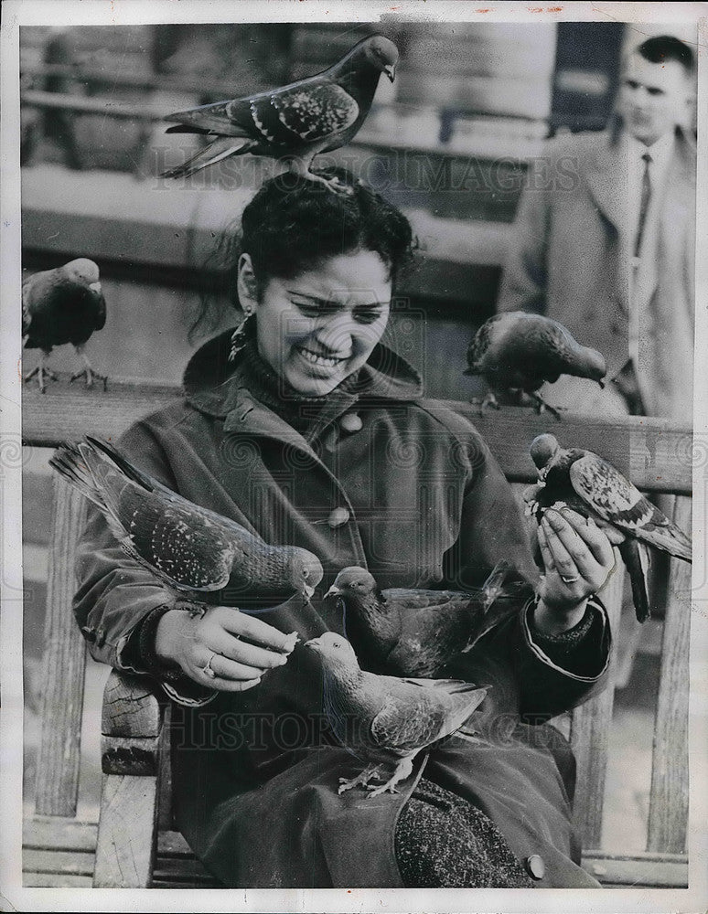 1957 Press Photo London, Josephine Davids feeding pigeons in Trafalgar Square- Historic Images