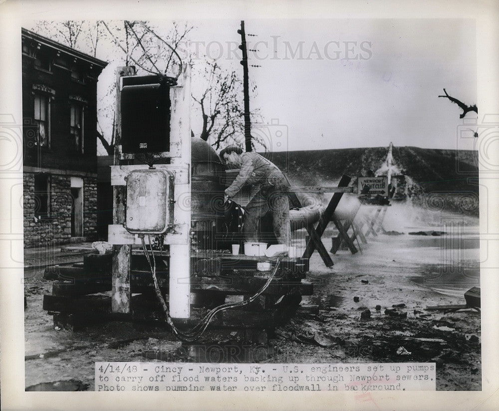 1948 Press Photo Engineers Set Up Pumps To Carry Flood Waters Out Newport Sewers