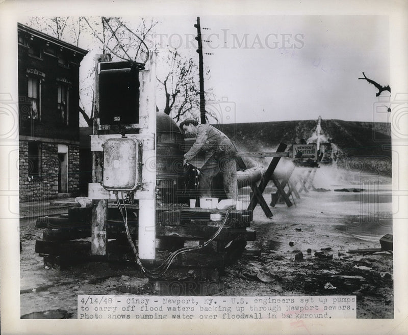 Load image into Gallery viewer, 1948 Press Photo Engineers Set Up Pumps To Carry Flood Waters Out Newport Sewers
