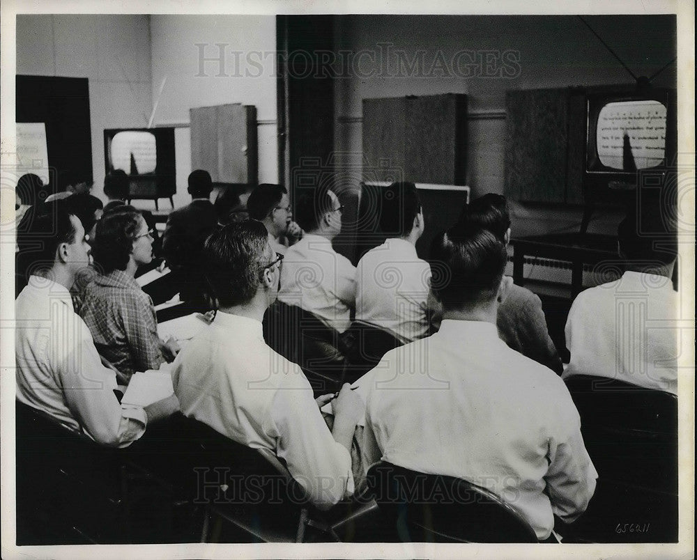 1960 Press Photo 3M employees watch televised &quot;Efficient Reading&quot; course- Historic Images