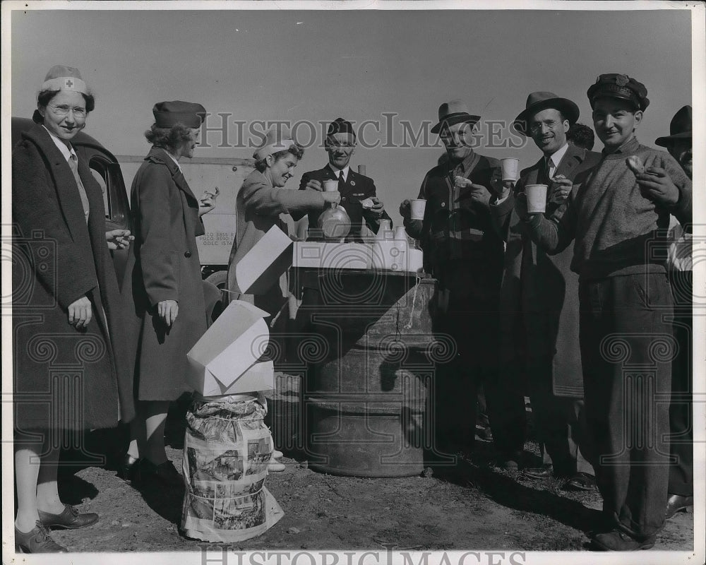 1942 Press Photo Mrs. Hughes, Mrs. thobaben of Red Cross, Mrs. Fay Motor Corps