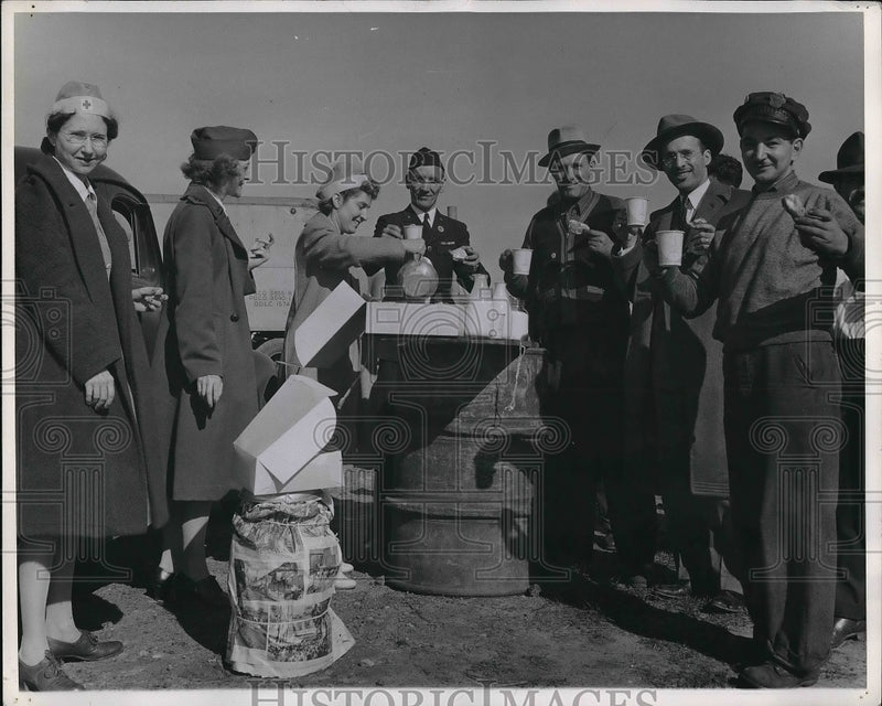 Load image into Gallery viewer, 1942 Press Photo Mrs. Hughes, Mrs. thobaben of Red Cross, Mrs. Fay Motor Corps
