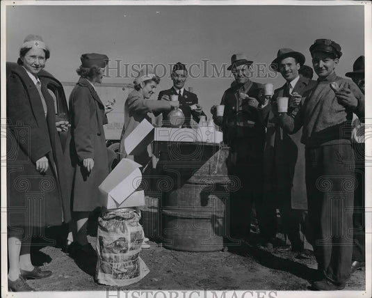1942 Press Photo Mrs. Hughes, Mrs. thobaben of Red Cross, Mrs. Fay Motor Corps