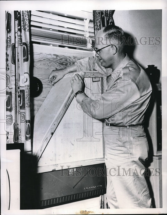 1955 Press Photo  Capt Arthur P thiesen in his quarters- Historic Images