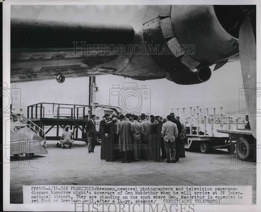 1951 Press Photo San Francisco, Cal. newsmen where Gen. MacArthur will land- Historic Images