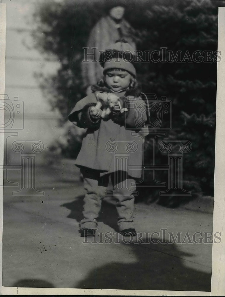 Load image into Gallery viewer, 1927 Press Photo Paulina Longworth, daughter of Speaker of the Hosue of Reps
