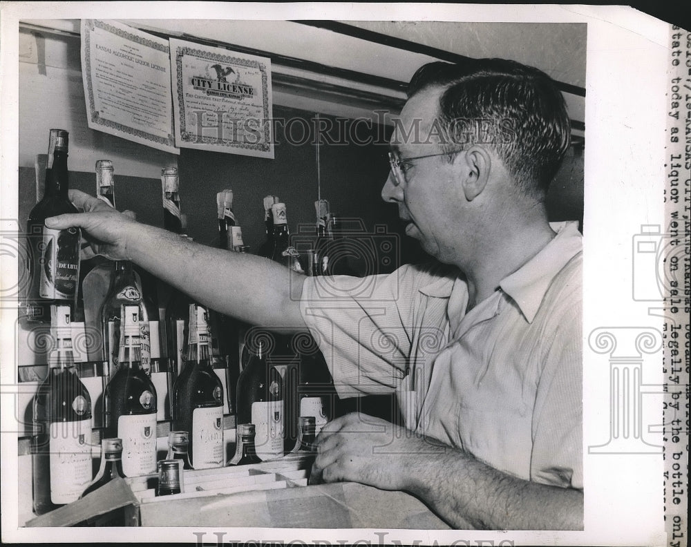 1949 Press Photo Kansas City Edward Campion Liquor - neb17408