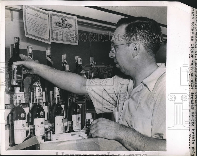 Load image into Gallery viewer, 1949 Press Photo Kansas City Edward Campion Liquor - neb17408
