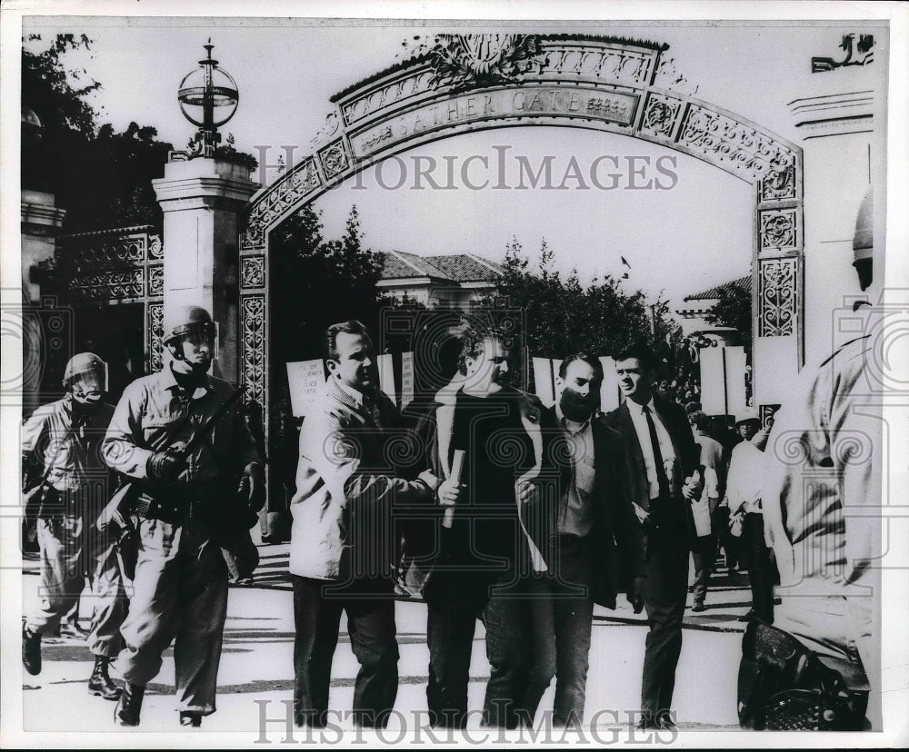 1969 Press Photo Four men at Sather Gate with soldiers