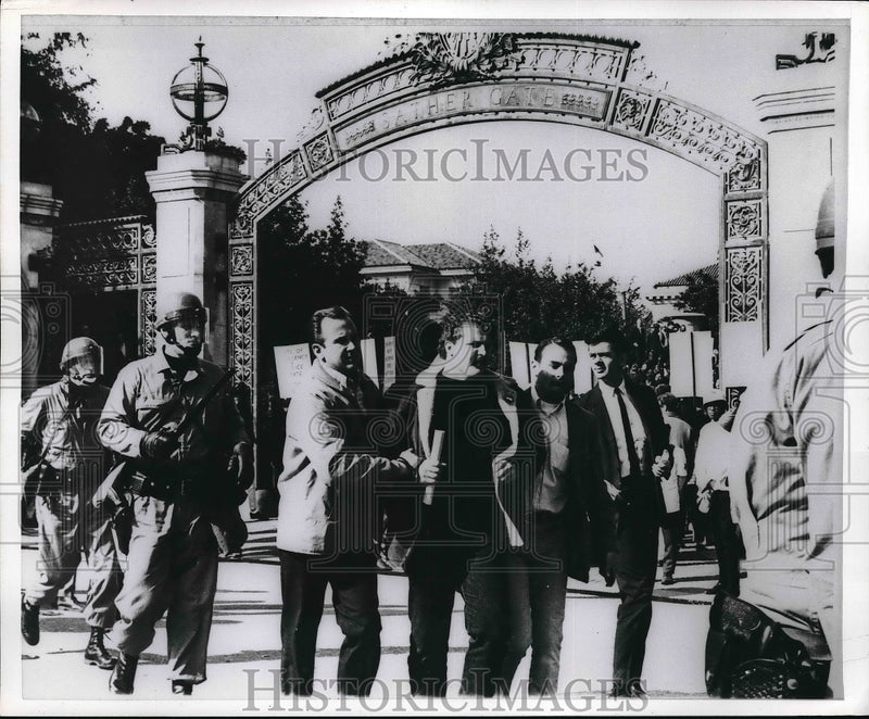 Load image into Gallery viewer, 1969 Press Photo Four men at Sather Gate with soldiers
