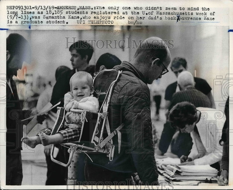 Load image into Gallery viewer, 1969 Press Photo Lawrence Kane with his daughter Samantha Kane at registration
