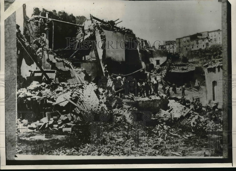 Load image into Gallery viewer, 1930 Press Photo Italian Quake at Aviano, Italy - neb19403
