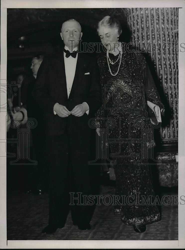 1937 Press Photo Capt. Boerge Rohde & his wife at "Life of Emile Zola" Premiere