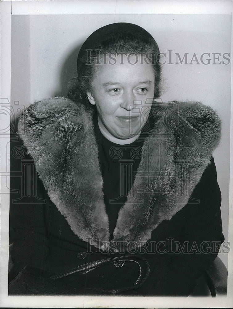 1947 Press Photo Lillian Beutler Talks to Police Money Shortage Chicago Loan Co.