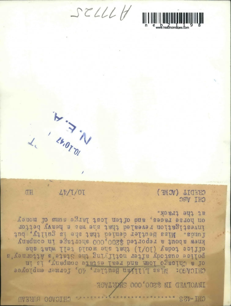 1947 Press Photo Lillian Beutler Talks to Police Money Shortage Chicago Loan Co.