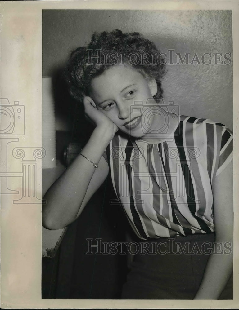 1947 Press Photo Betty Jean Baker, 20, was arrested at Cleveland Airport