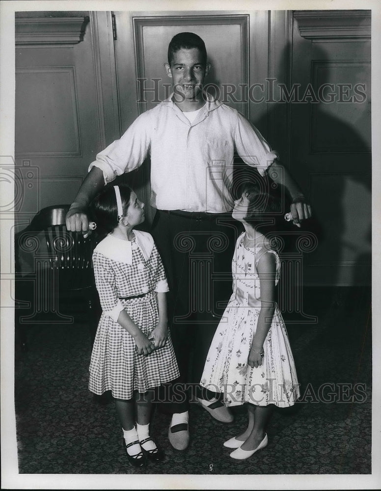 Load image into Gallery viewer, 1959 Press Photo Donna Schedler, Kathleen Vaughn, Bill Rychlik, Craft Carnival
