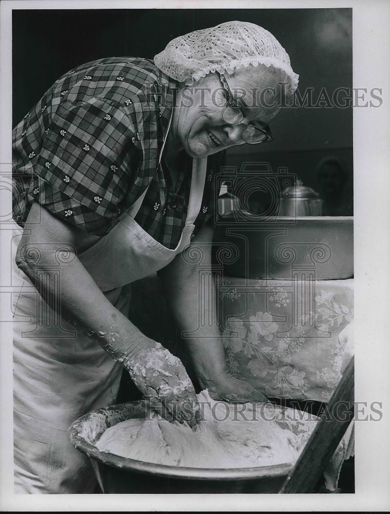 Load image into Gallery viewer, 1968 Press Photo Katherine Wan, St. Peter Paul Church
