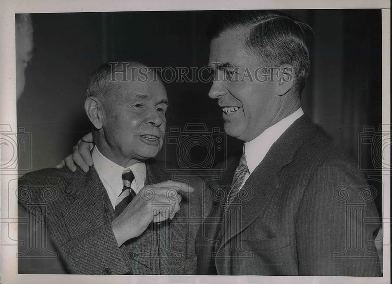 Load image into Gallery viewer, 1936 Press Photo Xenophon Caverno, Secretary of Agriculture Henry A. Wallace
