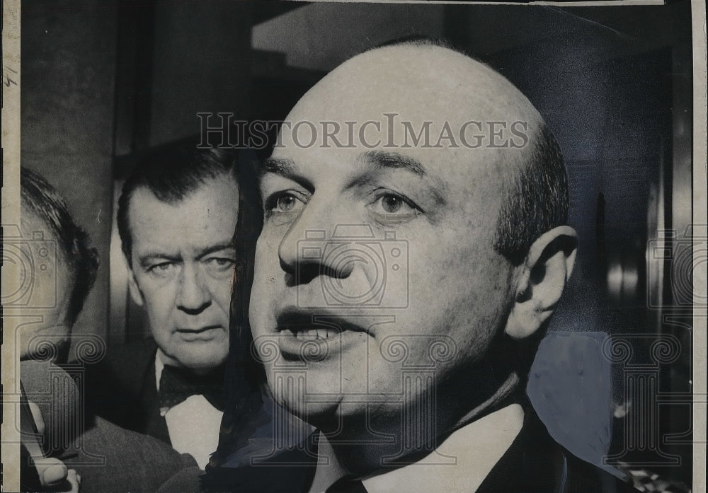 1970 Press Photo Israeli Ambassador to U.N. Yosef Tekoah Talks to Newsmen- Historic Images