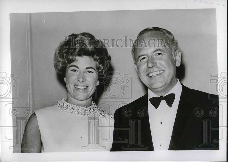 Load image into Gallery viewer, 1968 Press Photo Sheila and Arthur Hailey
