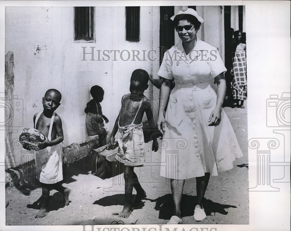 1960 Press Photo Children Aid Nurse Gulshan Jamal in Dar Es Salaam, Tanganyika- Historic Images