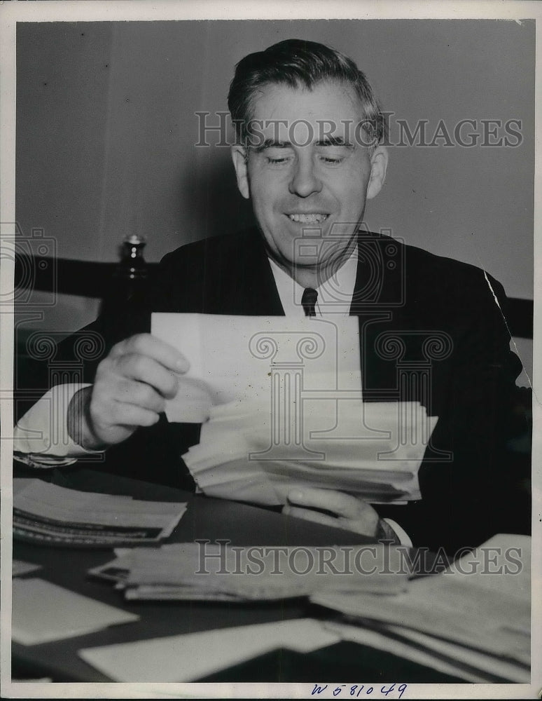 Load image into Gallery viewer, 1940 Press Photo Vice President Henry Wallace Reads Congratulatory Letters
