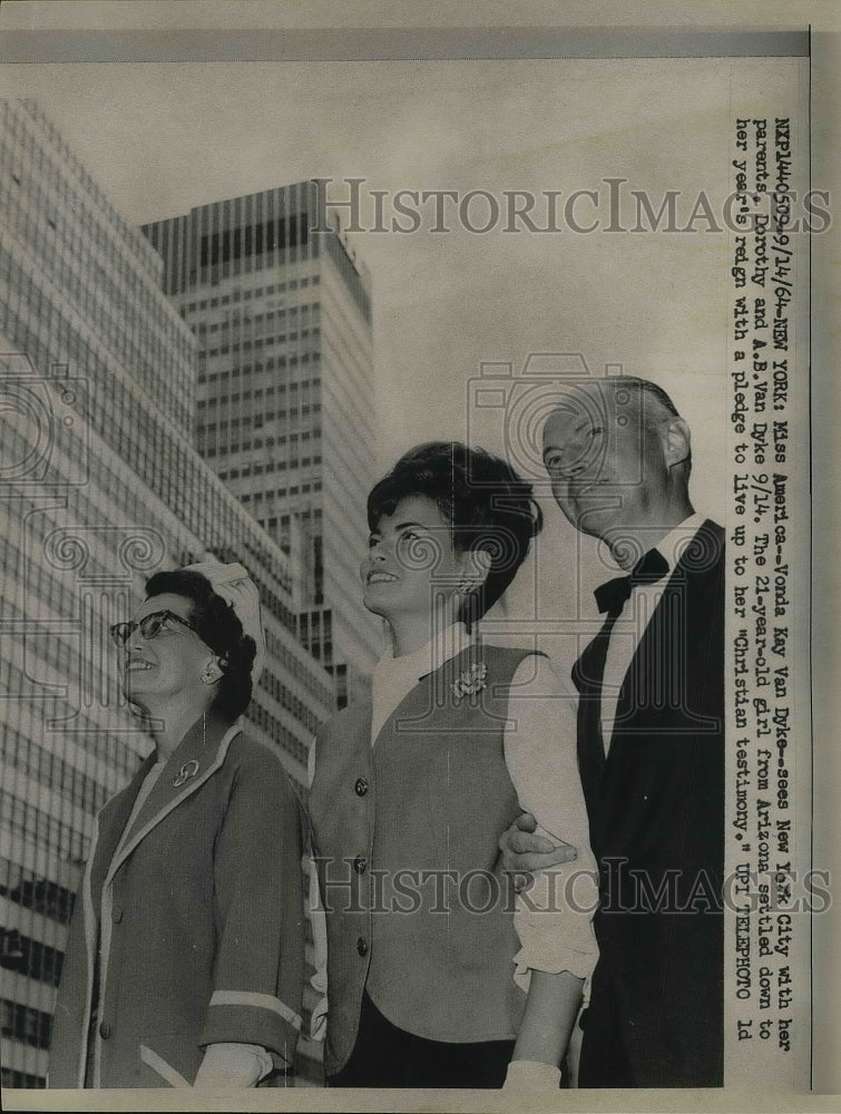 1964 Press Photo Miss America Vonda K Van Dyke &amp; parents in NYC- Historic Images