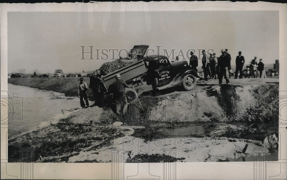 1939 Press Photo Milk river levee in Mont being reinforced due to floods