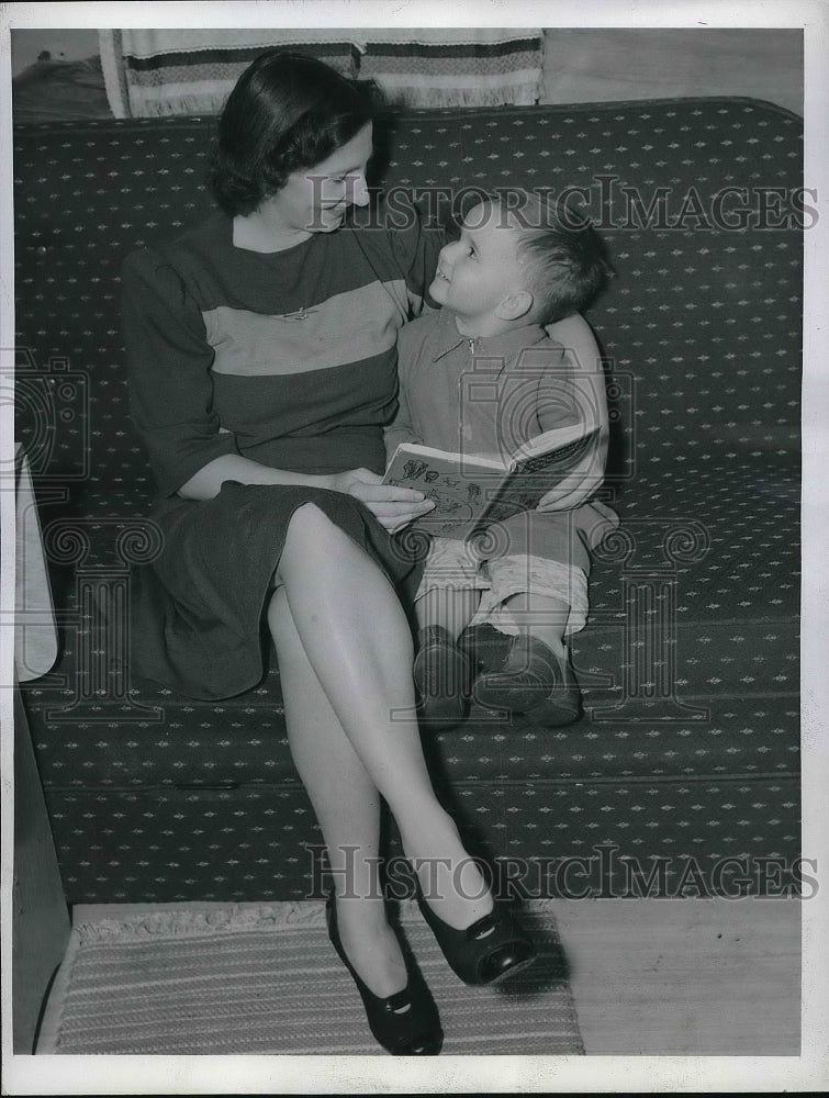 1942 Press Photo Dorothy Round Little and her 3-year-old Ian- Historic Images