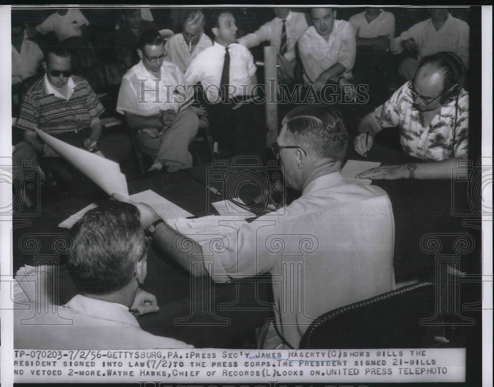 1956 Press Photo Press Secretary James Hagerty 21 Bills President Eisenhower- Historic Images