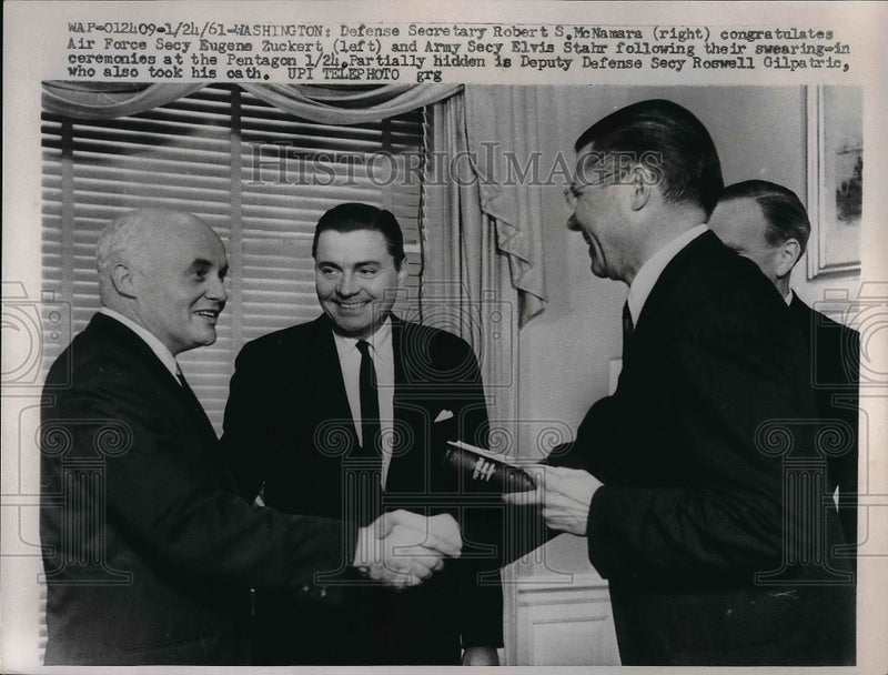 Load image into Gallery viewer, 1961 Press Photo Robert S. McNamara Congratulates Eugene Zuckert &amp; Elvis Stahr
