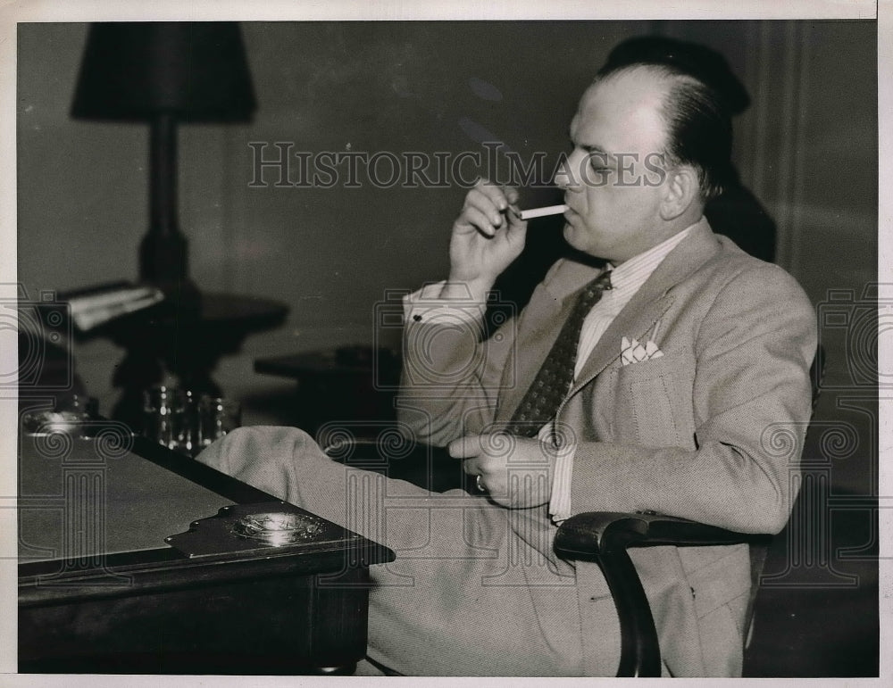 1937 Press Photo Len Reiter Lights a cigarette- Historic Images