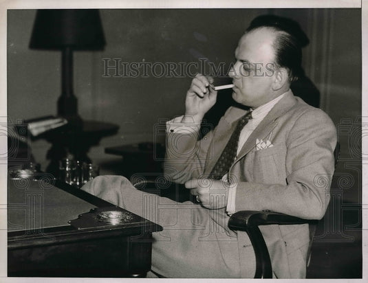 1937 Press Photo Len Reiter Lights a cigarette- Historic Images
