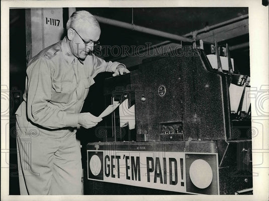 1942 Press Photo Wash.D.C. Col Thurston Hughes, Chief of AGO & servicemens check- Historic Images